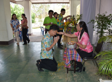 พิธีสรงน้ำพระและรดน้ำ﻿ขอพรเนื่องในประเพณีวันสงกรานต์ ... พารามิเตอร์รูปภาพ 35